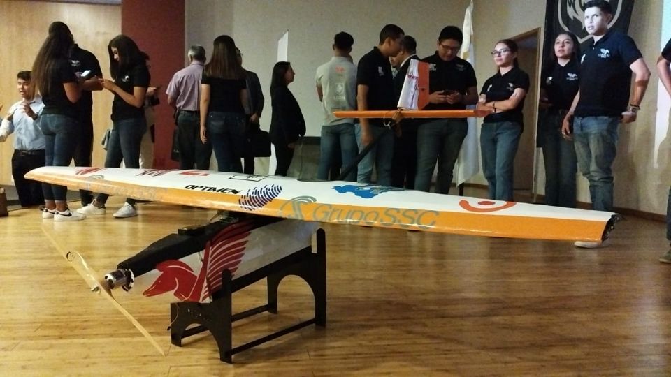 En un aula del Politécnico, alumnos de Guanajuato fabrican aeronave no tripulada