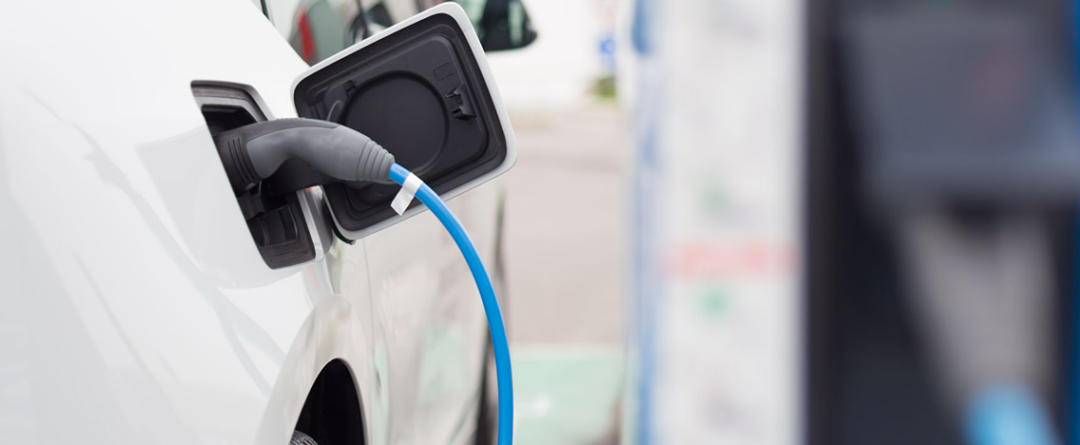La EPA endurece los límites de emisiones contaminantes de autos y camionetas para impulsar la venta de vehículos eléctricos