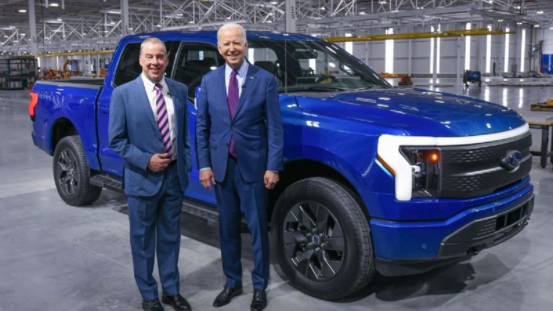 Joe Biden prepara nueva regulación para acelerar transición hacia autos eléctricos