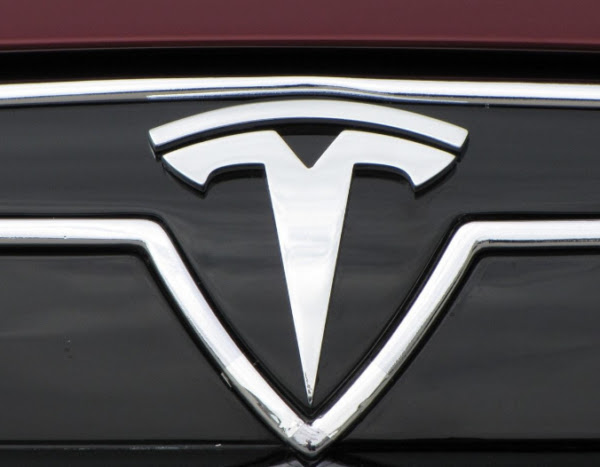 Tesla desenchufada: cuando el pasado alcanza al futuro