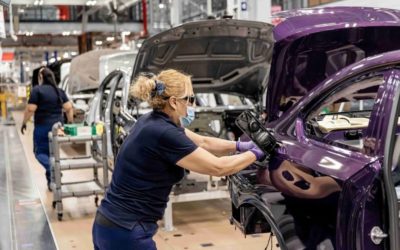 Mujeres suben su presencia en manufactura automotriz de México