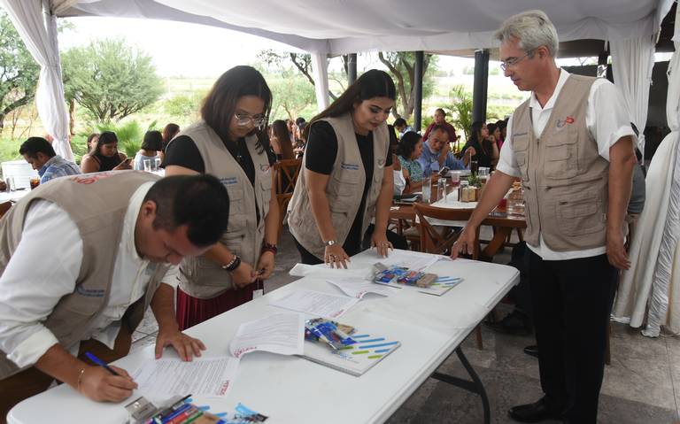 Forman a estudiantes de Irapuato en educación dual