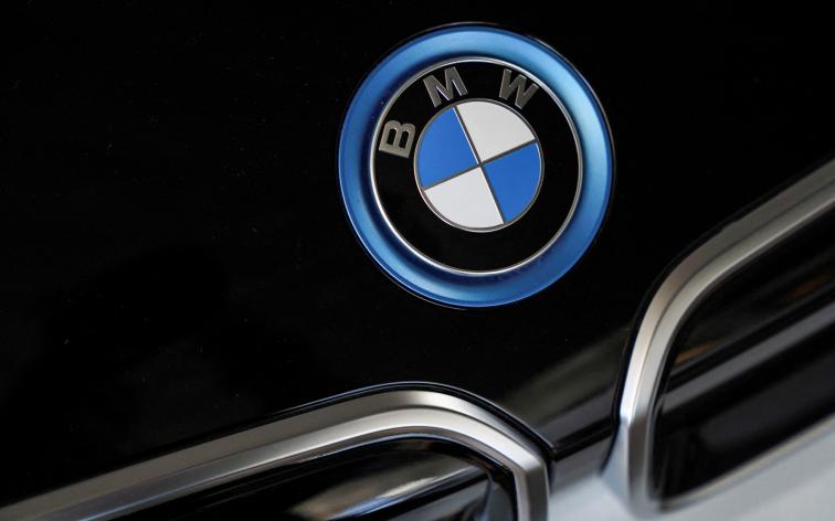 BMW recomienda cancelar prohibición de autos de gasolina en Europa para reducir dependencia de China