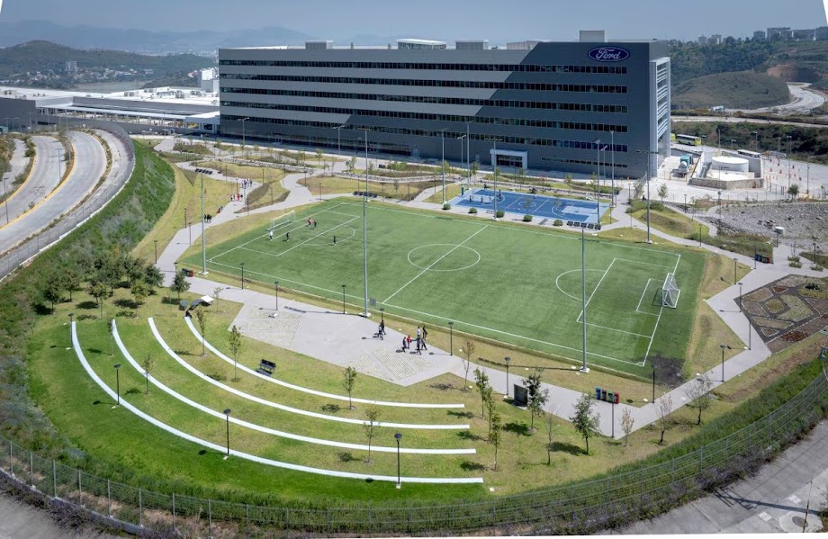 Ford celebra 100 años en México con inversión educativa y expansión tecnológica