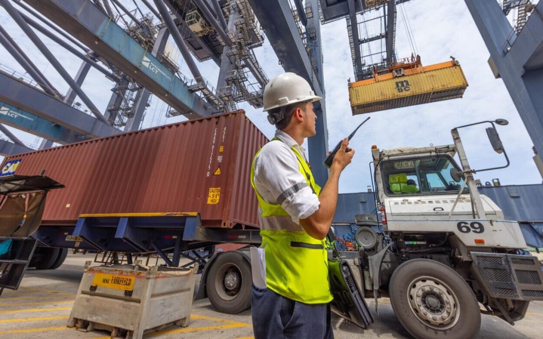 Puerto Lázaro Cárdenas reporta alza de 9% en contenedores y 7% en carga automotriz