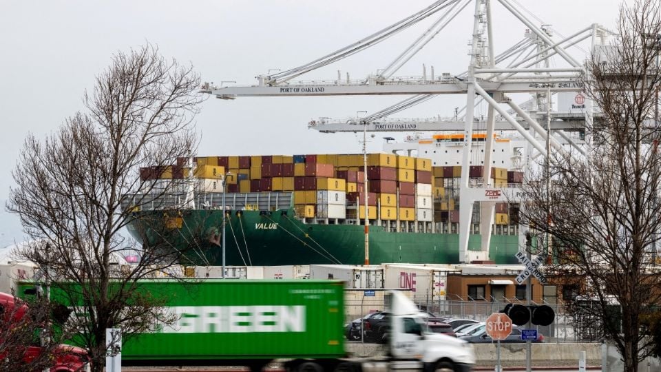 Entran en vigor los aranceles del 10% de EU, a pesar del anuncio de Trump de subirlos a un 15%