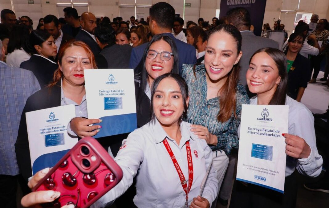 Encabeza Libia García entrega de microcredenciales en Irapuato