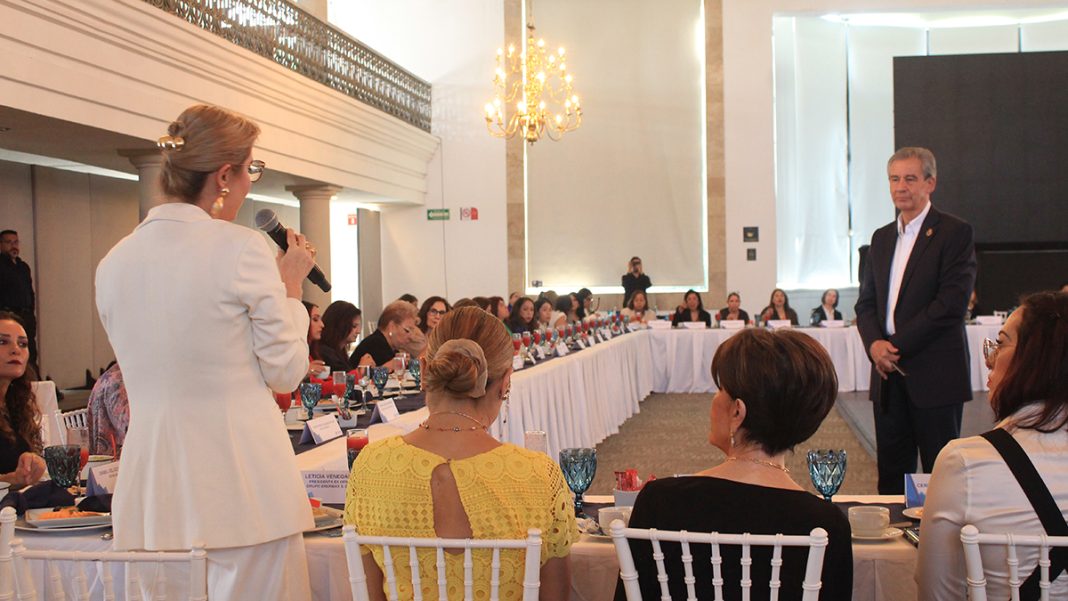 Conocen empresarias retos del comercio global