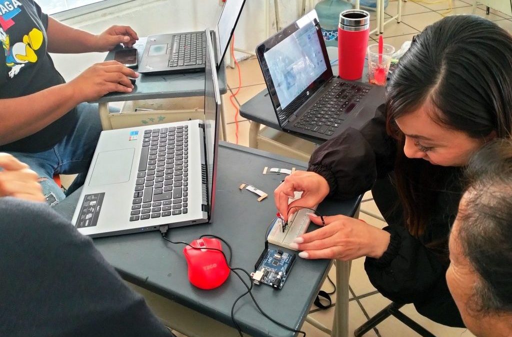 Impulsan innovación educativa con capacitación tecnológica